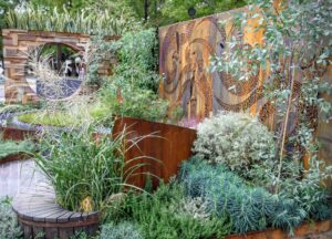 Laser-cut Wattlebird art screen with curved timber seating and native Australian plantings in award-winning Nagasaki garden