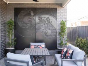 small contemporary backyard design Corten steel wattle bird screen with outdoor dining